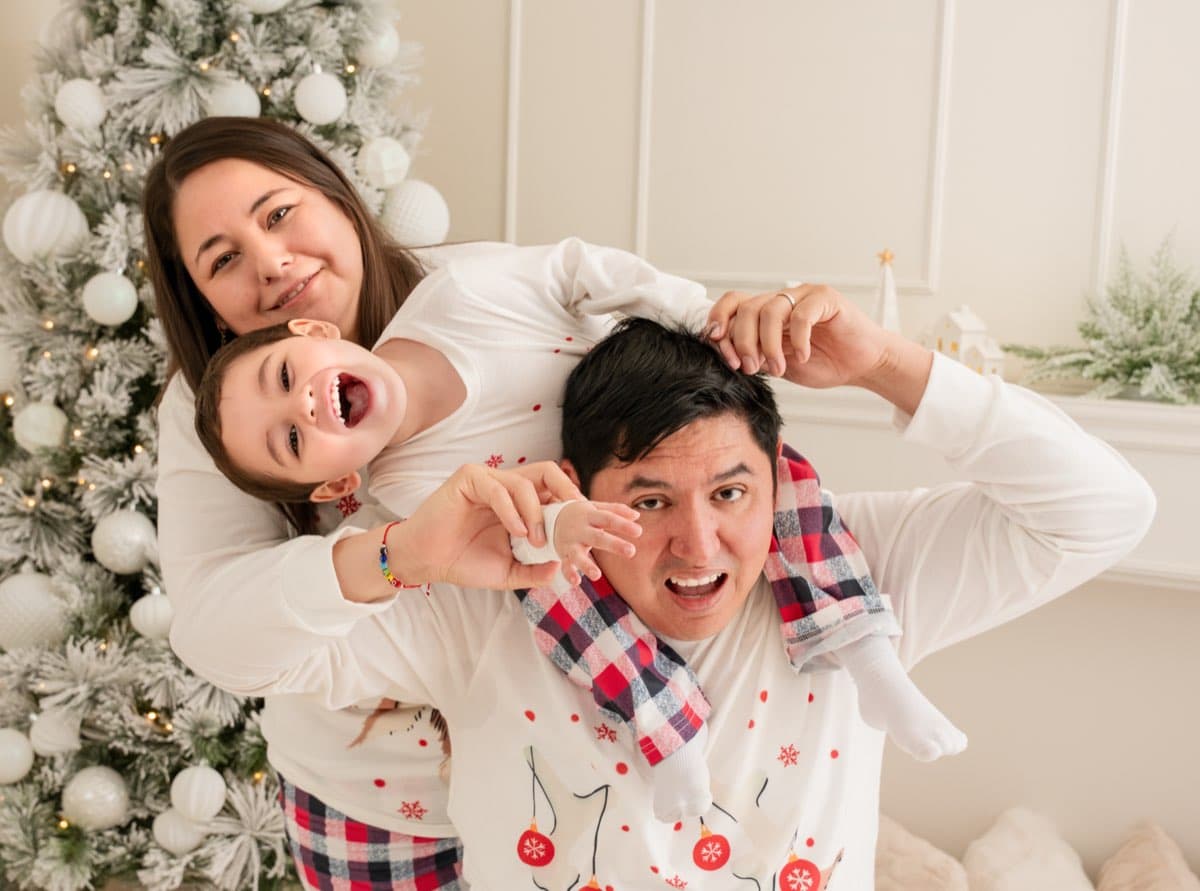 Fotografía de una familia durante la temporada navideña 2025 de Secuoya en Monterrey